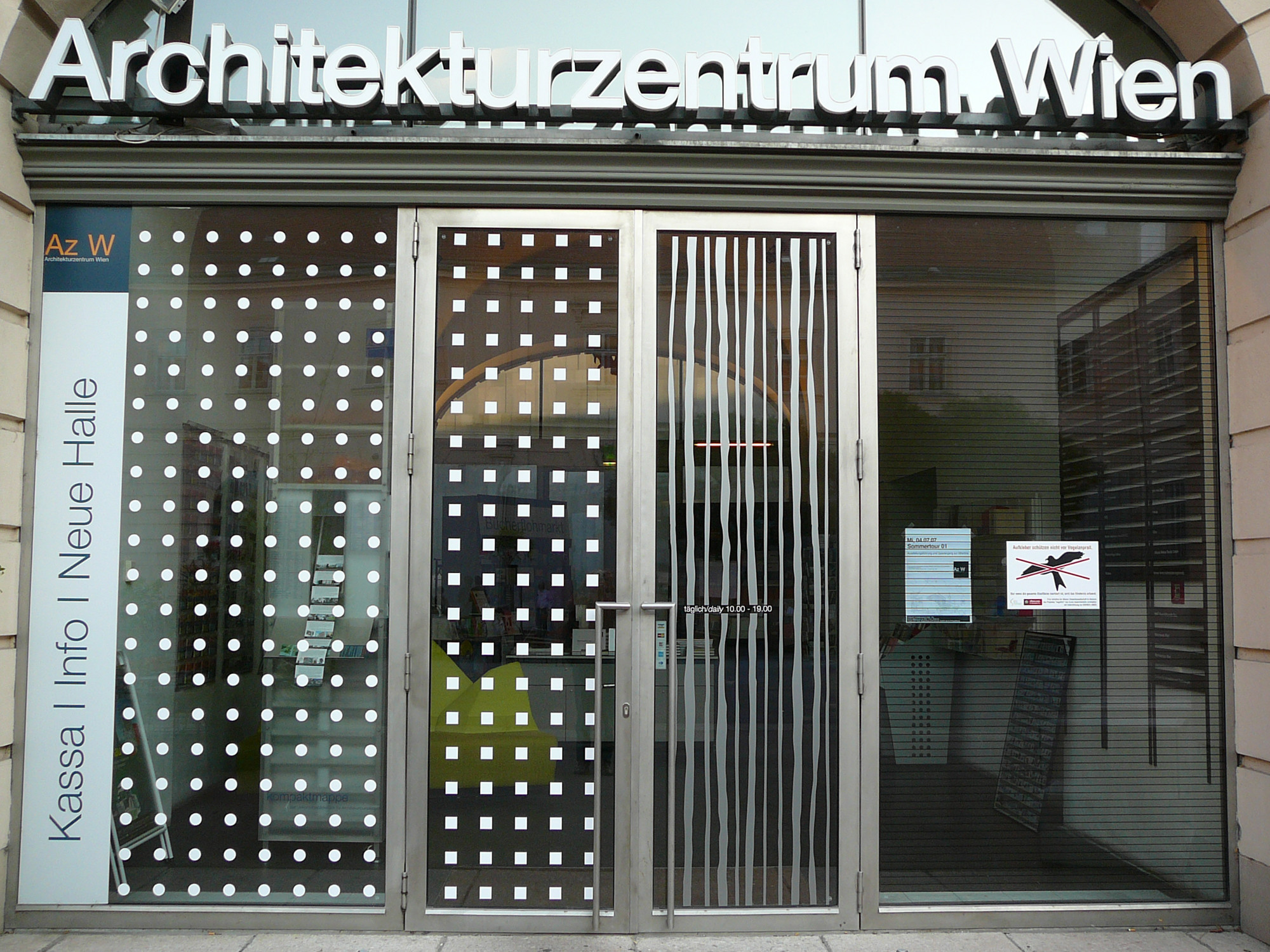 Mithilfe von Folien kann der Vogelschutz nachträglich verbessert werden.