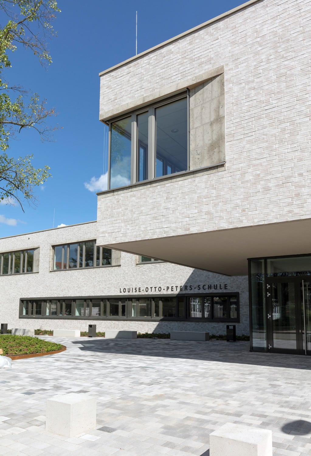 Entworfen haben den nachhaltigen Vorzeigebau mit Platz für 280 Schüler, der das alte Schulgebäude aus den 70er-Jahren ersetzt, die Architekten vom Büro Roth