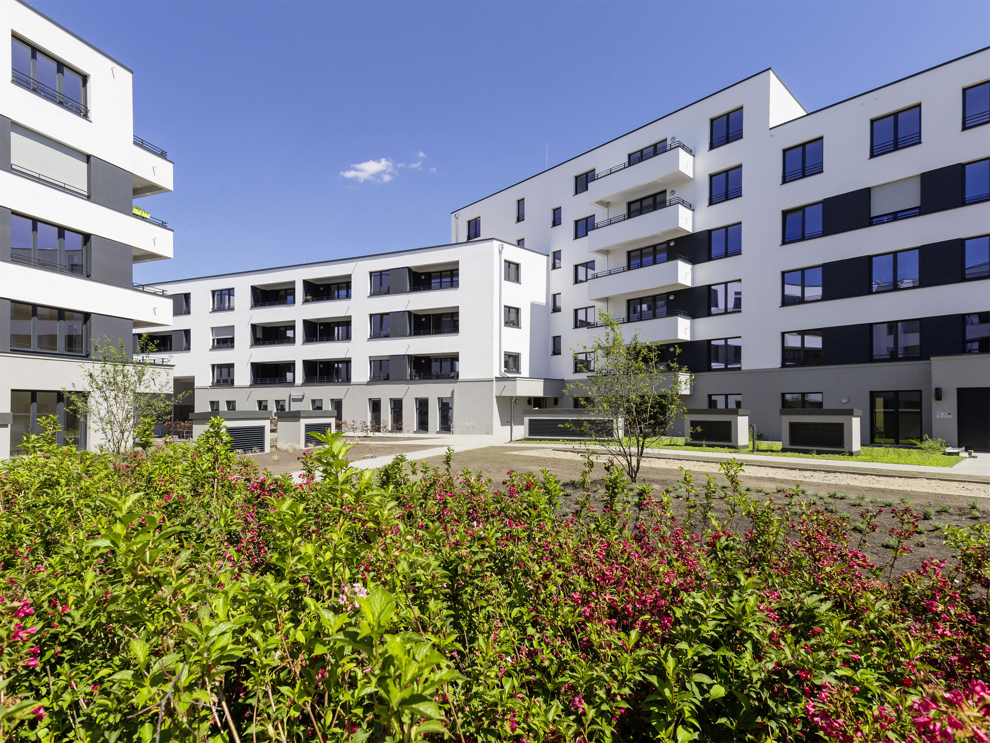 Für die Treskow-Höfe der HOWOGE Wohnungsbaugesellschaft in Berlin-Karlshorst wurden zwei NaWoh-Qualitätssiegel verliehen: eines für den Neubau von 378 Mietwohnungen, ein zweites für einen Bestandsbau, der vollständig entkernt und mit 36 Mietwohnungen wieder aufgebaut wurde
