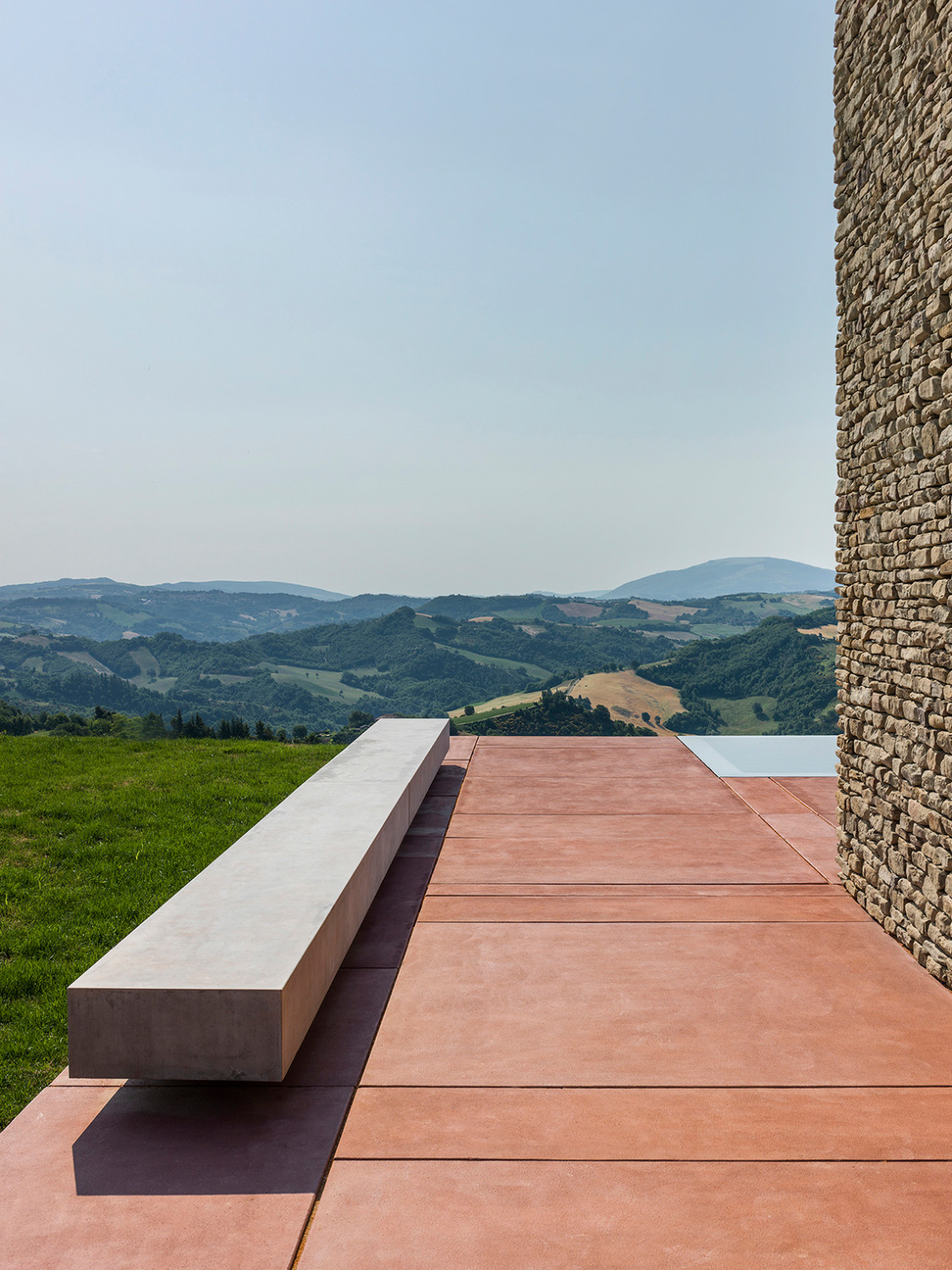 Dem Beton der Terrassenplatten wurde roter Marmorstaub, graues Quarzpulver und Eisenoxid beigemischt