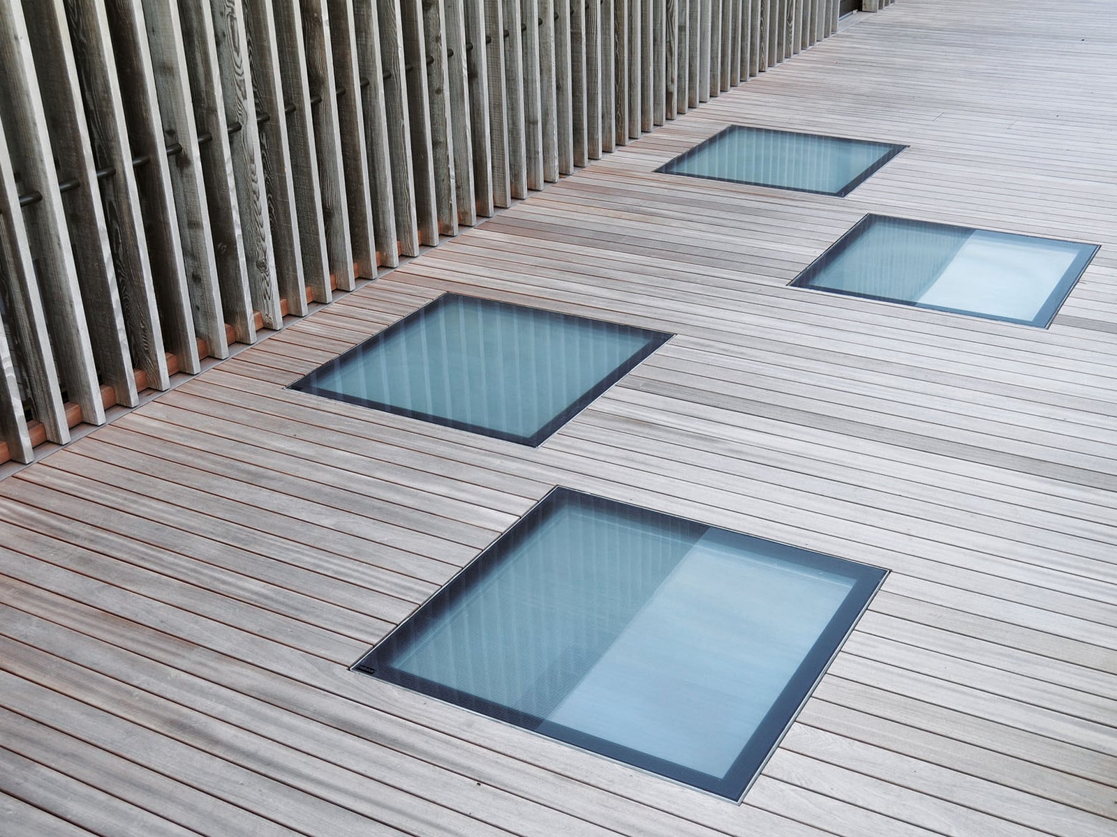 Die Schweizer Firma Heliobus bietet unter der Produktbezeichnung Glassfloor begehbare Dachfenster bzw. Bodenverglasungen an