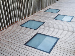 Die Schweizer Firma Heliobus bietet unter der Produktbezeichnung Glassfloor begehbare Dachfenster bzw. Bodenverglasungen an