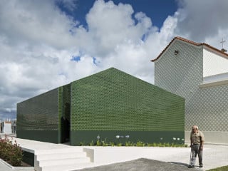 Das junge Architektenduo M2.senos entwarf ein architektonisch herausragendes Toilettenhäuschen für den Friedhof des Stätchens Ílhavo