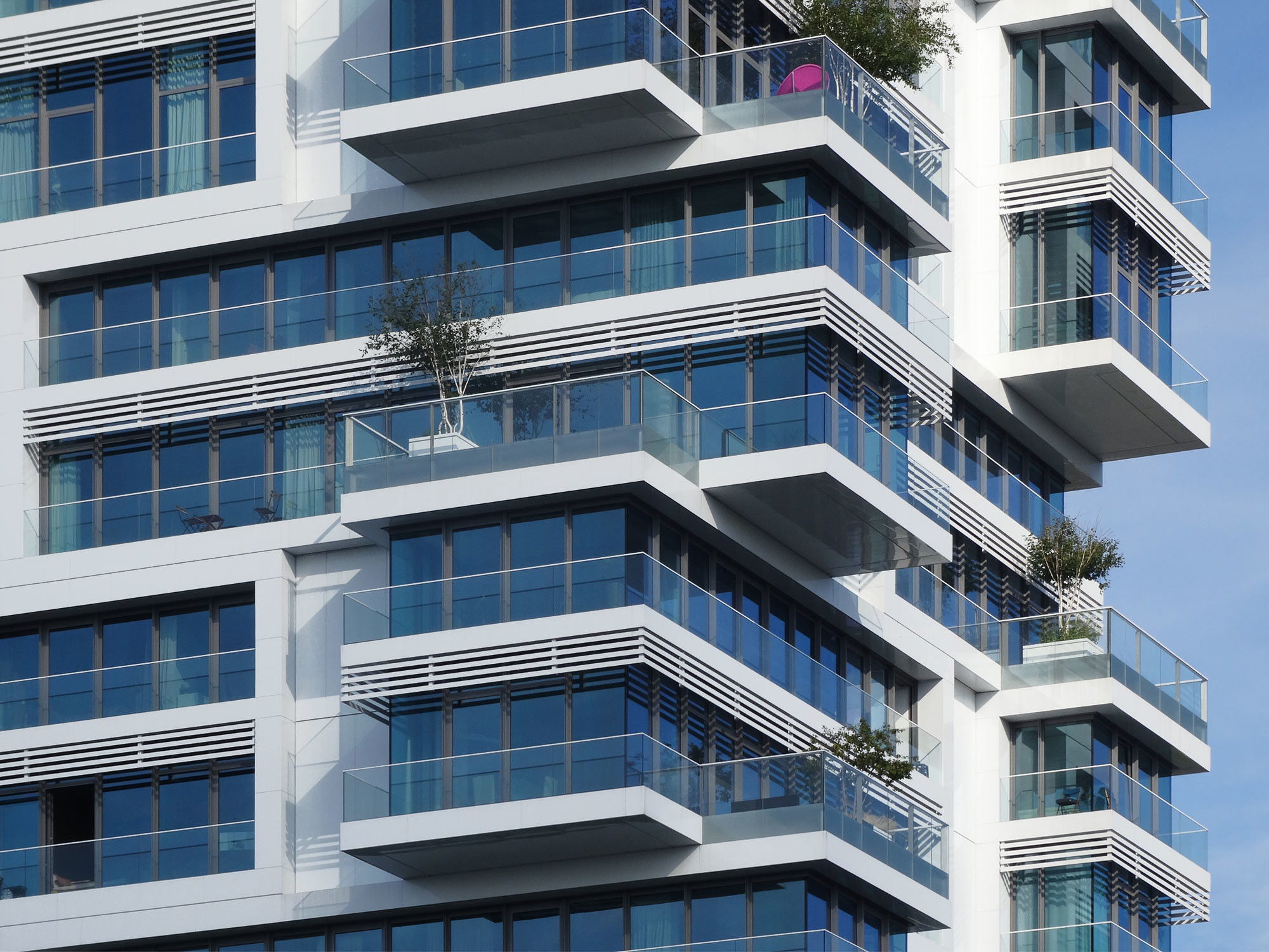Linienförmig gelagerte Verglasungen am Living Levels genannten Wohnturm in Berlin von Tchoban Voss Architekten