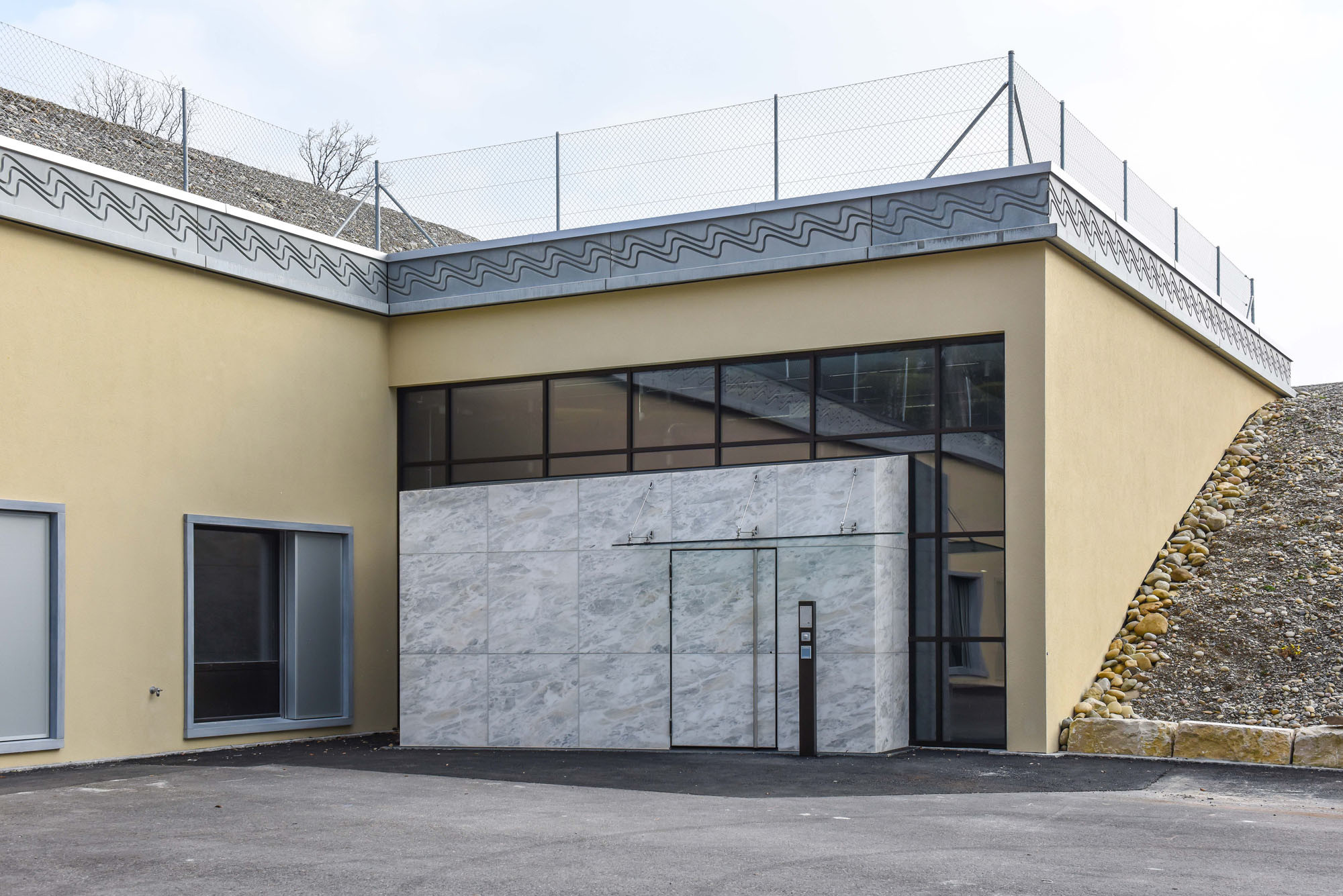 Eingangsbereich mit Windfang aus transluzentem Marmor