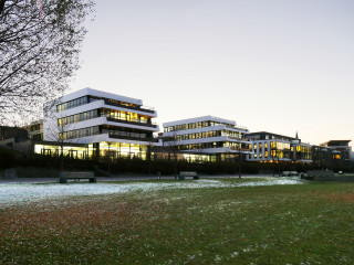 Im Dortmunder Stadtteil Hörde entstand am Phoenixsee der Bürokomplex Swan 102.6 nach Plänen von Drahtler Architekten