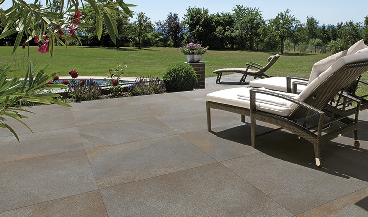 Neben zahlreichen Größen vom Mosaik bis zum Großformat gibt es auch Terrassenplatten