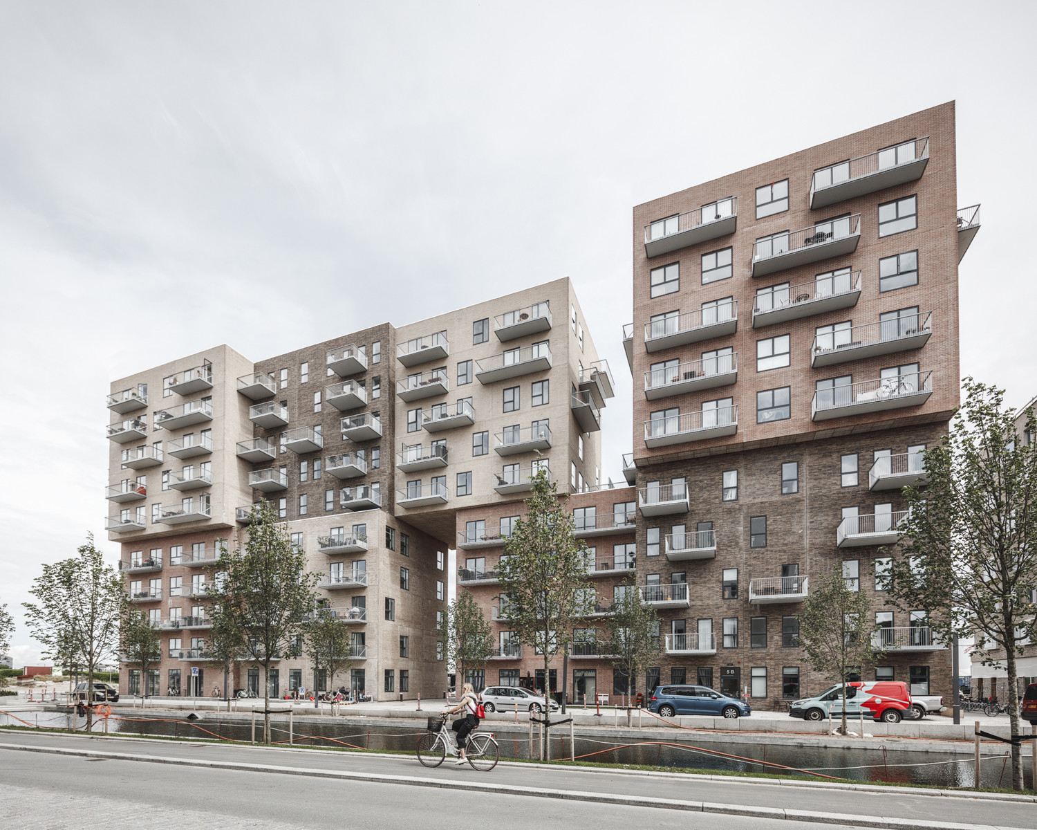 Die Fassadenelemente mit Klinkerriemchen wurden vollständig vorfabriziert und auf der Baustelle nur noch montiert