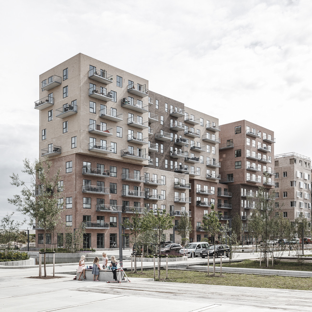 Um das zehngeschossige Gebäude dem menschlichen Maßstab anzupassen teilten die Architekten das Volumen in acht Blöcke