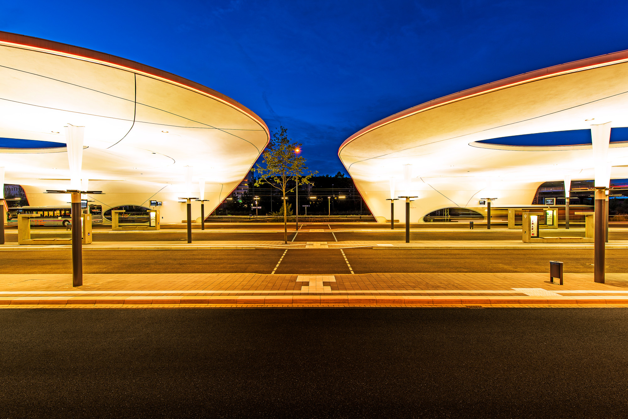 Ausführungsbeispiel: Zentraler Omnibusbahnhof Pforzheim, Architektur: Metaraum, Stuttgart