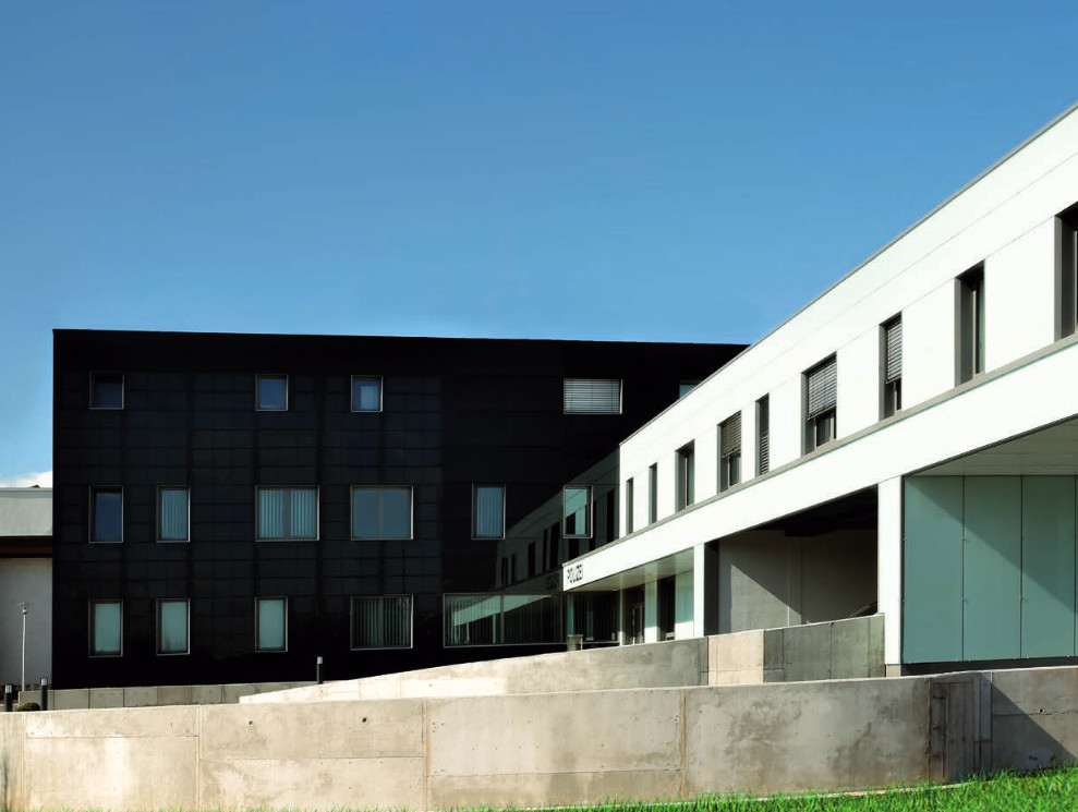 Die vorgehängte hinterlüftete Photovoltaikfassade der Polizeiwache erzeugt rund 16.000 Kilowattstunden Elektroenergie im Jahr