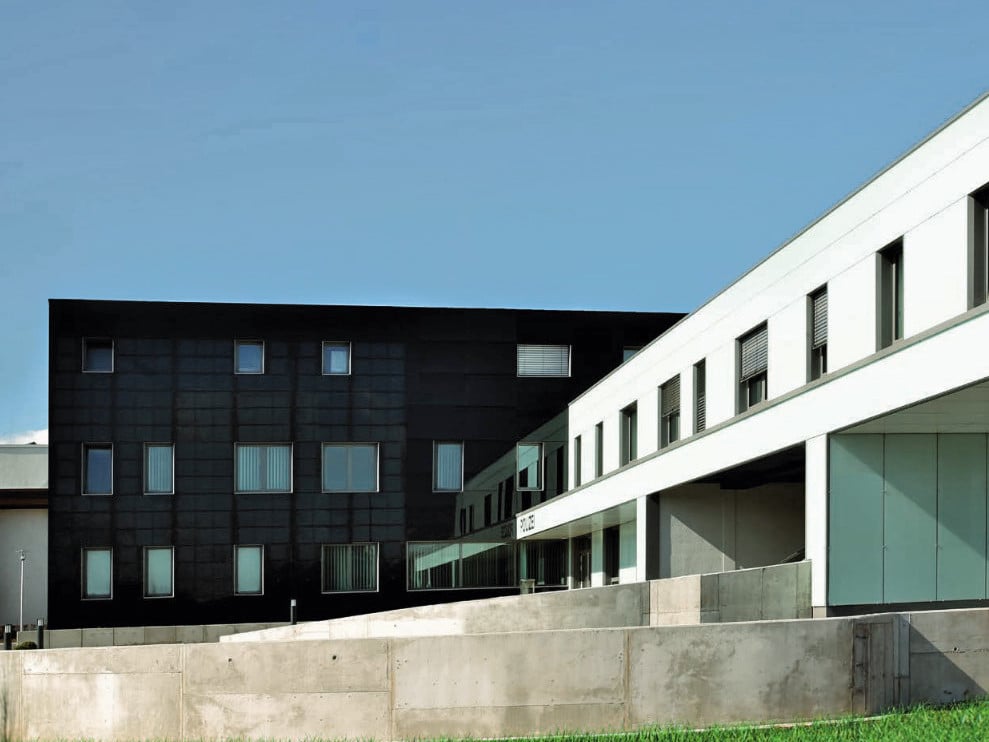 Der Neubau des Polizeireviers Süd-West im nordhessischen Baunatal, geplant von amb. Architektur, Kassel, wurde mit einer Plusenergiefassade versehen