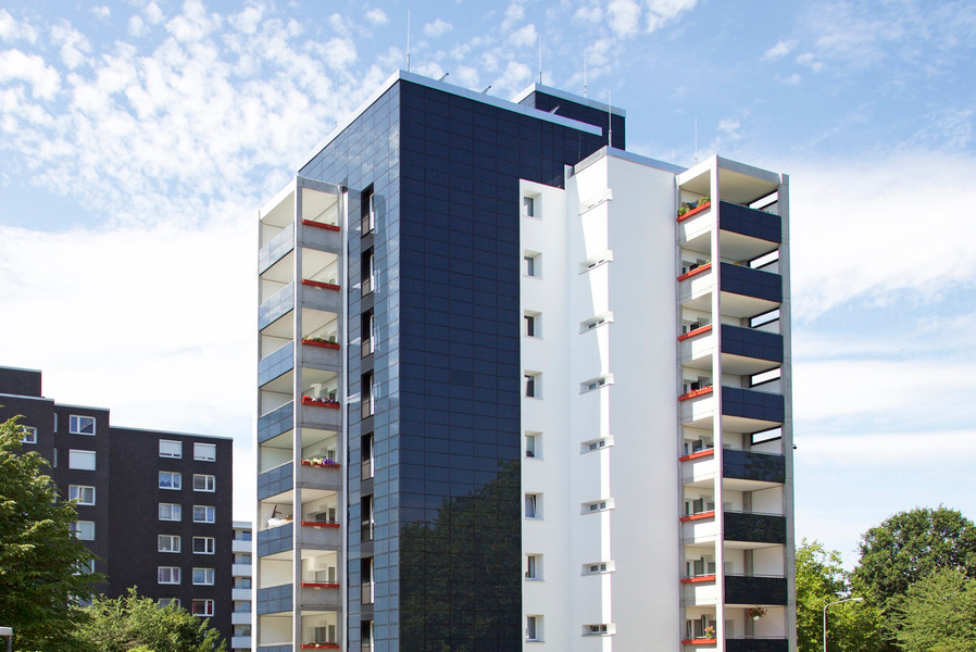 Die PV-Fassade am Bremer Wohnhochhaus erzeugt etwa 35.000 Kilowattstunden jährlich