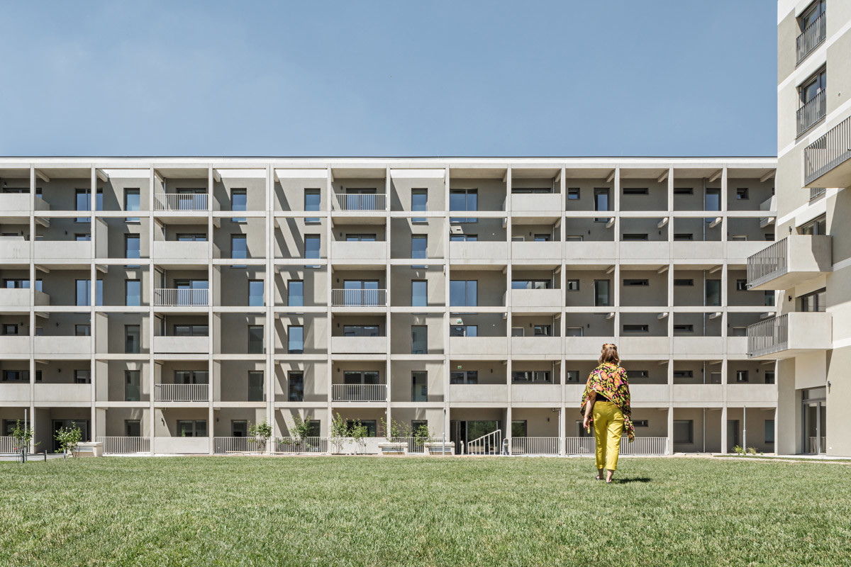 Laubengänge führen zu den Zwei- bis Fünfzimmerwohnungen, die zum Teil als Maisonettes konzipiert sind