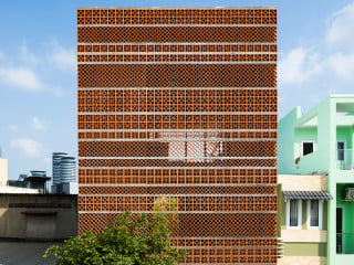 Die Fassade des Hauses an einer schmalen Seitenstraße kennzeichnet ein sechs Zentimeter starkes, einschaliges Mauerwerk aus Screen Blocks