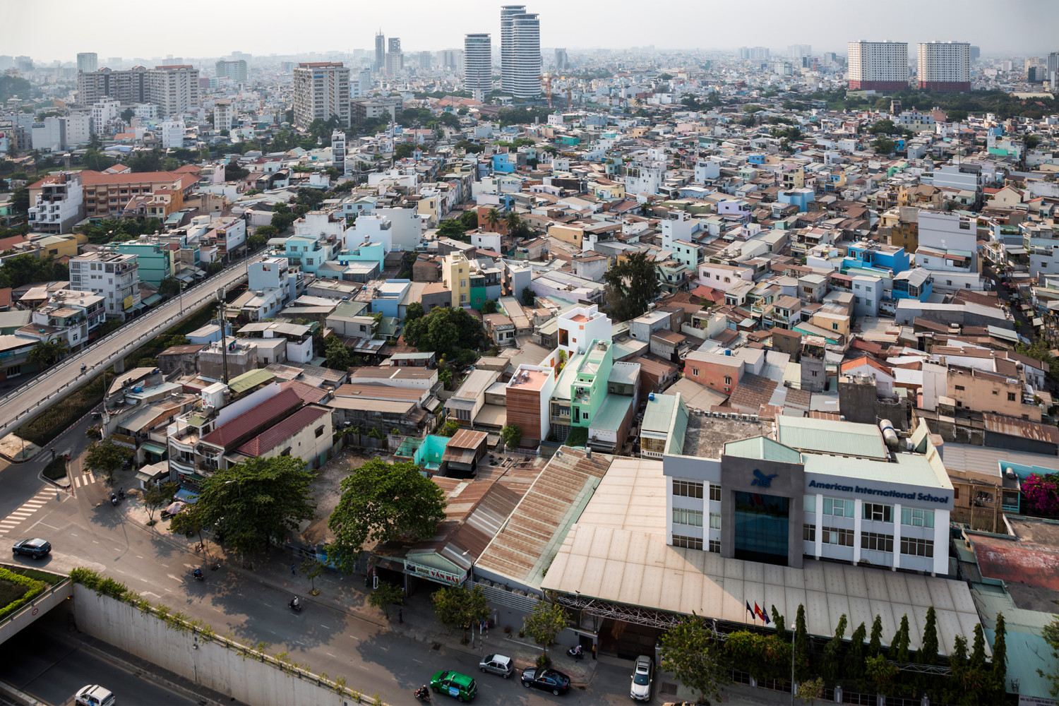 Das Apartmenthaus mit sieben Wohneinheiten entstand östlich des Zentrums von Ho-Chi-Minh-Stadt nach Plänen von Sanuki Daisuke Architects