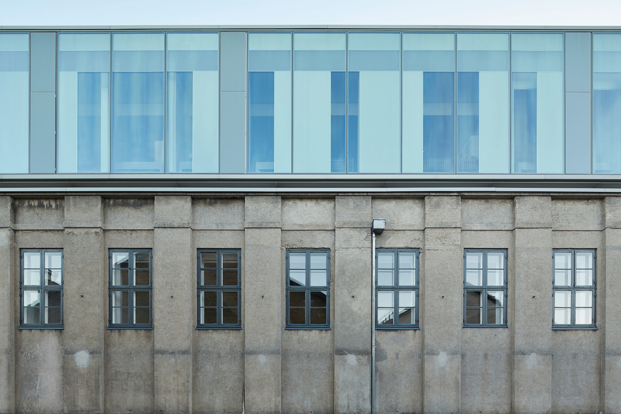 Die Glasfassade zeigt sich differenziert: Kapillarmodule im Oberlichtbereich, vertikale Blendschutzmodule und transparente Elemente