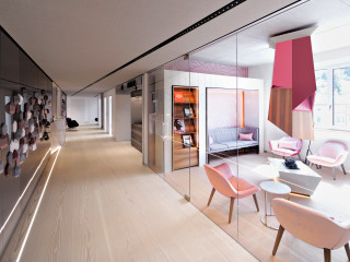 Das Haut- und Laserzentrum Altmühltal nimmt ein ganzes Obergeschoss in einem zentral in Eichstätt gelegenen Gewerbebau ein; die Planung des Praxisausbaus oblag dem Hamburger Büro Reimann Architecture