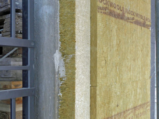 Der mineralische Dänmmstoff Steinwolle wird aus verschiedenen Gesteinsarten hergestellt