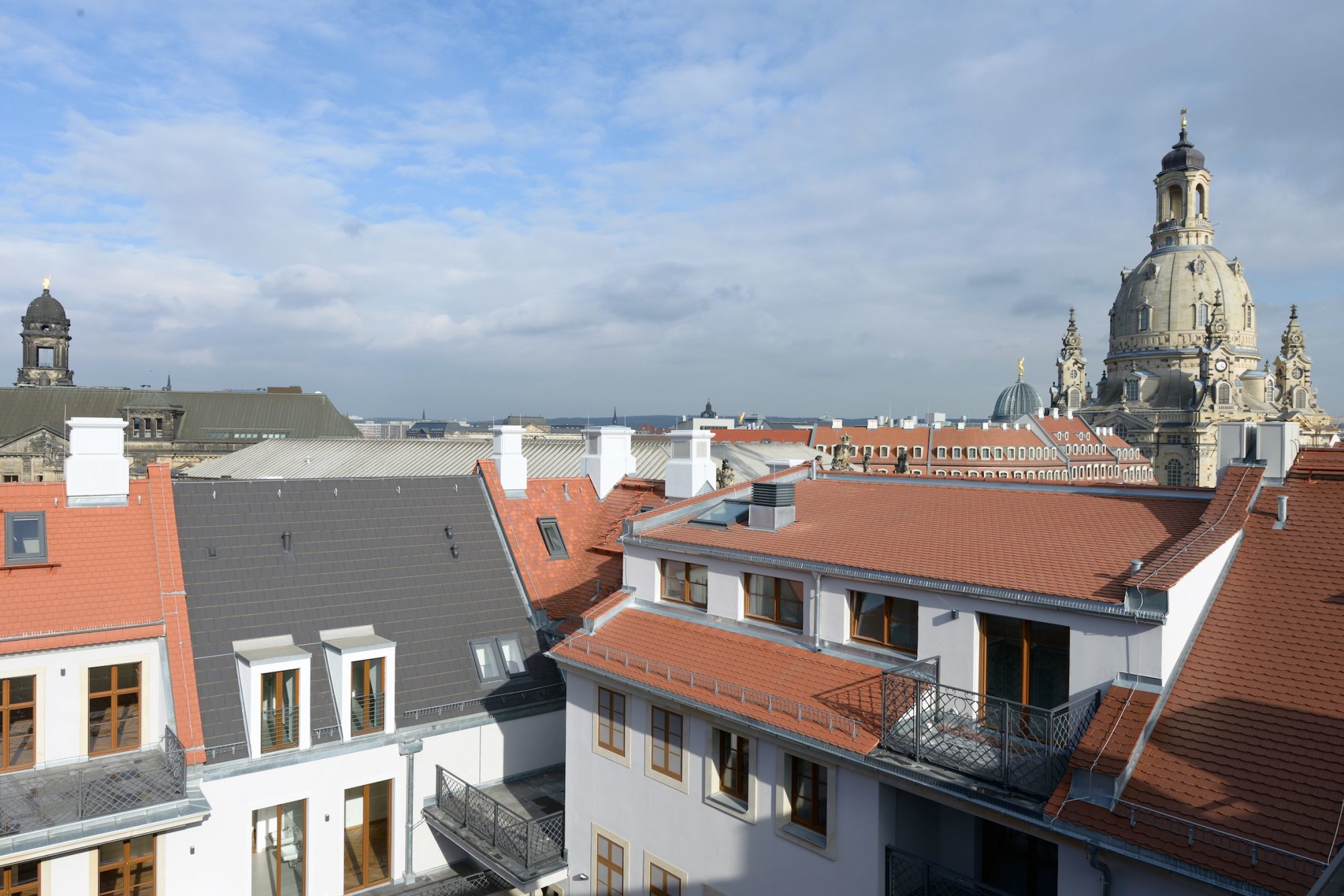 Der gesamte Komplex beherbergt 19 Wohnungen, ein gehobenes Hotel mit 102 Zimmern sowie Restaurants, Geschäfte und Büros