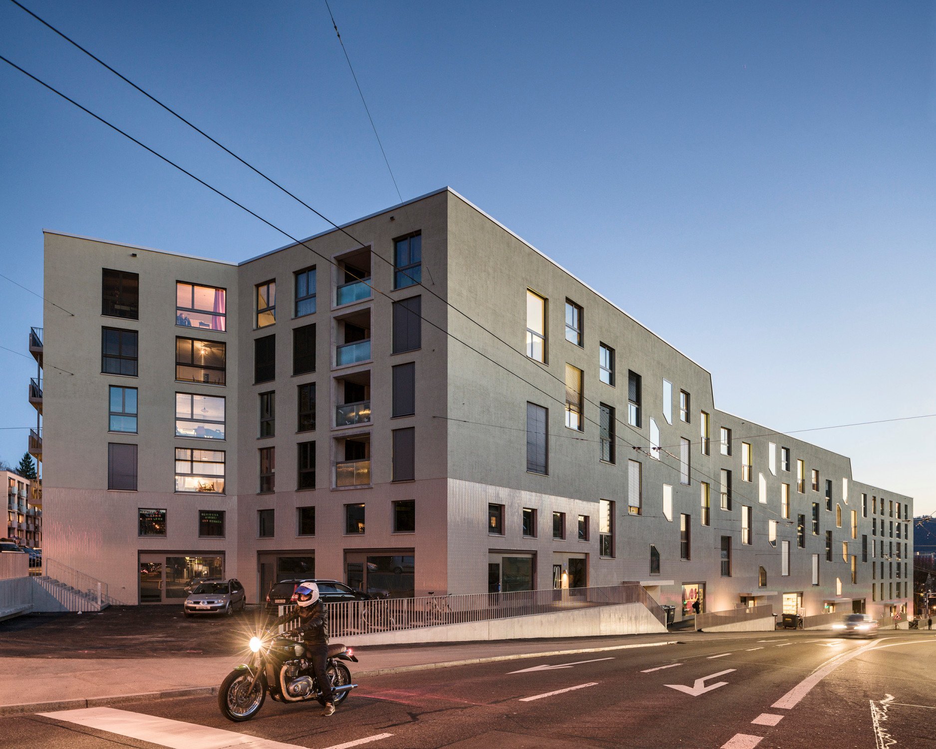 Die lebendige Fassade lässt eine ungewöhliche Grundrissgestaltung erahnen