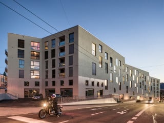 Auf einem dreieckigen Grundstück an der Züricher Kornhausstraße errichteten Armon Semadeni Architekten eine Blockrandbebauung mit Wohn- und Gewerbeeinheiten