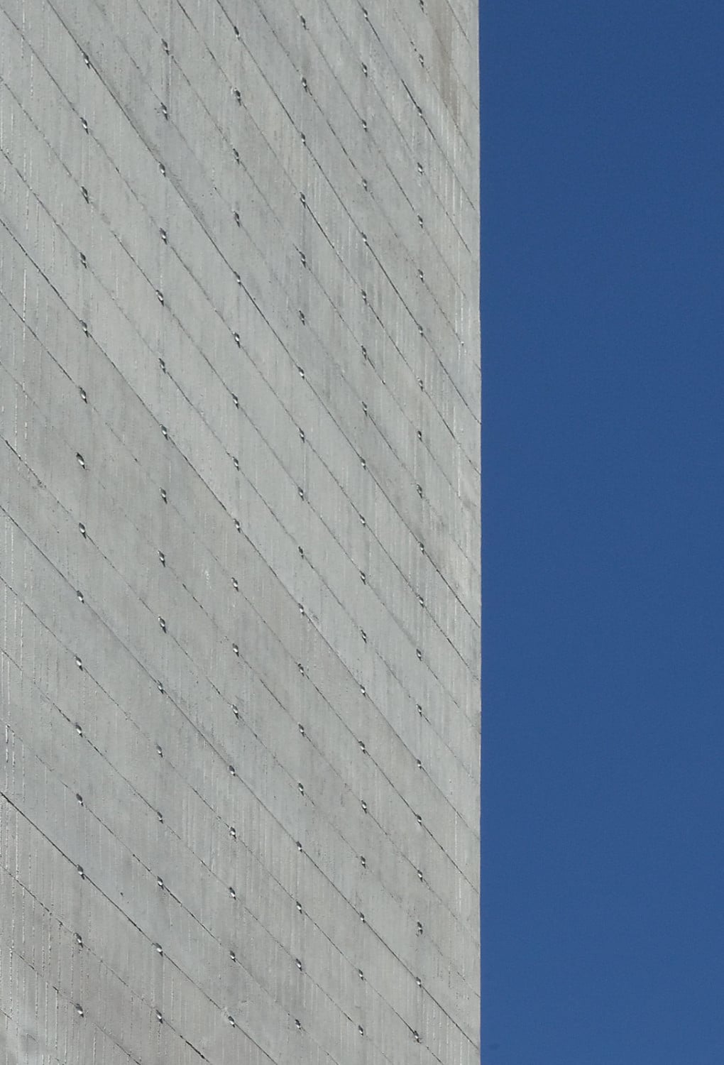 Abstrahierte Bibelverse des Künstlers Klaus Zolondowski ziehren die neue Fassade des Kirchturms 