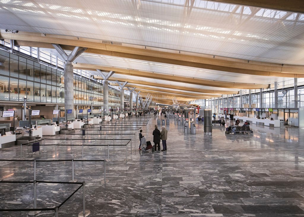 Durch die Erweiterung der bestehenden Ankunfts- und Abflughalle mit einem Anbau in Richtung Westen haben die Passagiere beim Check-in nun viel Platz