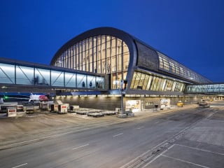 Norwegens Hauptstadtflughafen in Oslo-Gardermoen wurde 2017 im Westen um eine vergrößerte Ankunfts- und Abflughalle und im Norden um ein neues Fingerdock erweitert