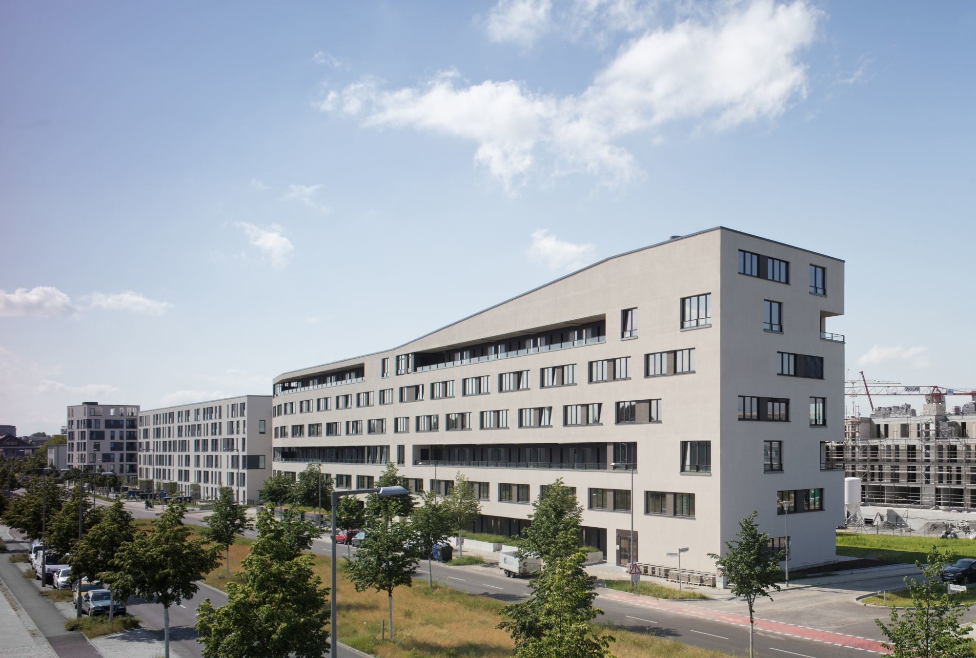 Insgesamt beherbergt das Wohnhaus 75 Wohnungen sowie zwei Gewerbeeinheiten