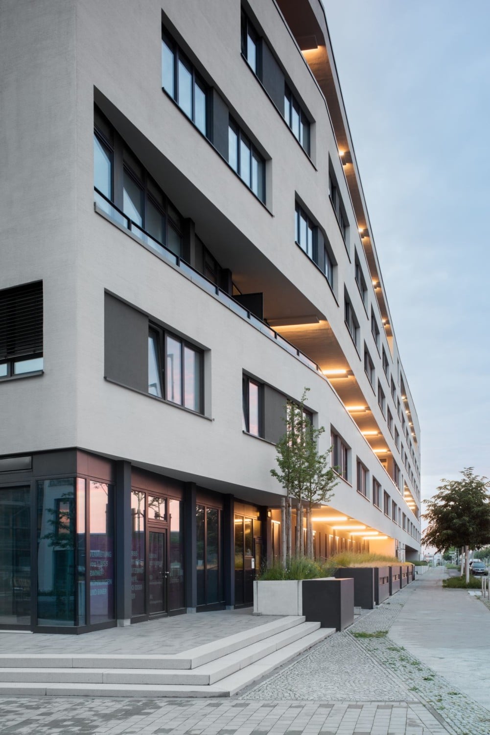 Straßenansicht der Nordostfassade mit Eingang zum Café