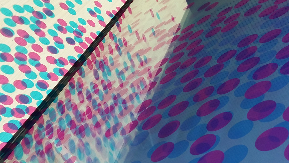 Mit den Glas- und Wandflächen arbeitet die Installation Konzert für 3756 Lichtzeuge