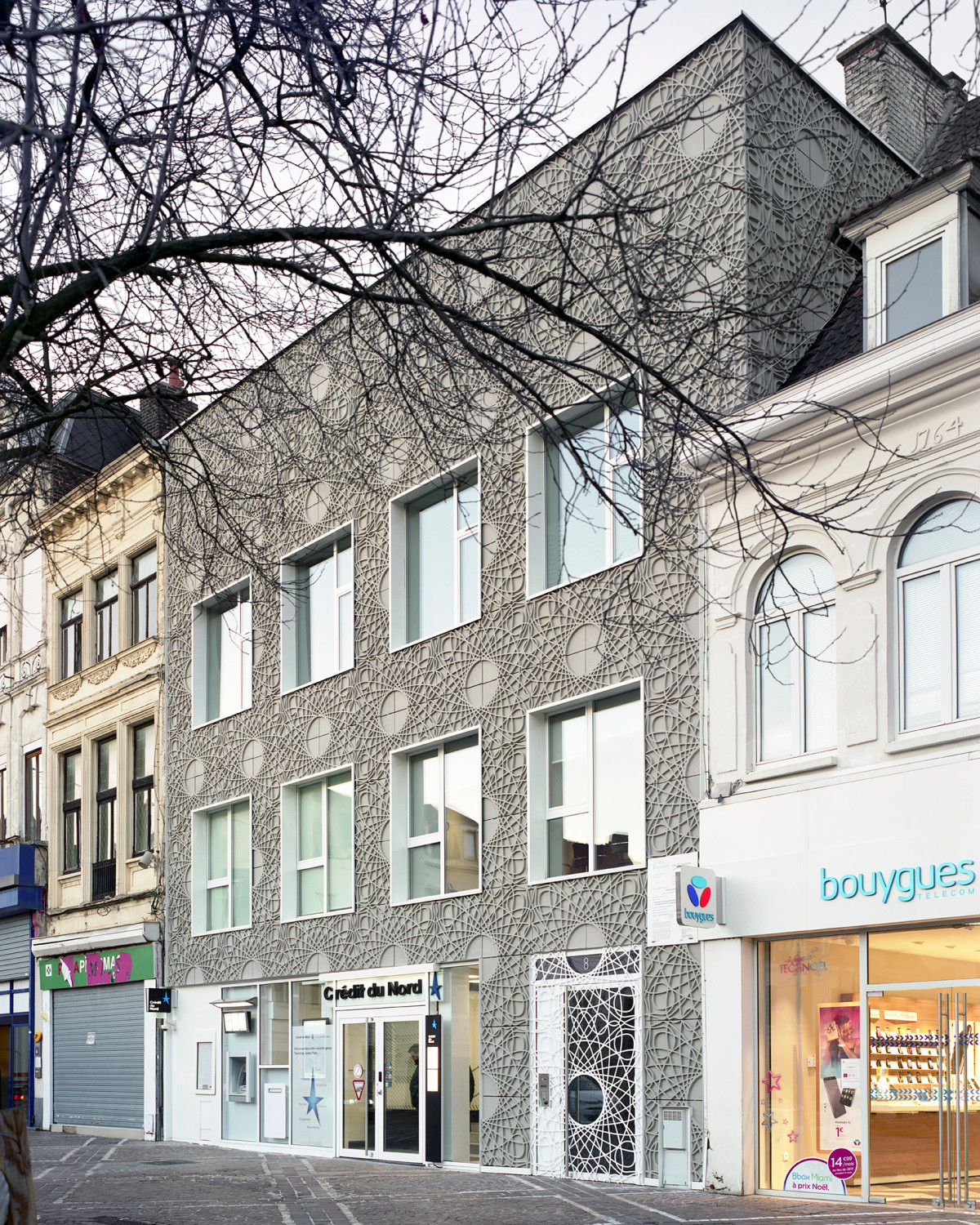 Augenfällig ist die Fassade aus filigran ornamentierten Spezialbetonpaneelen