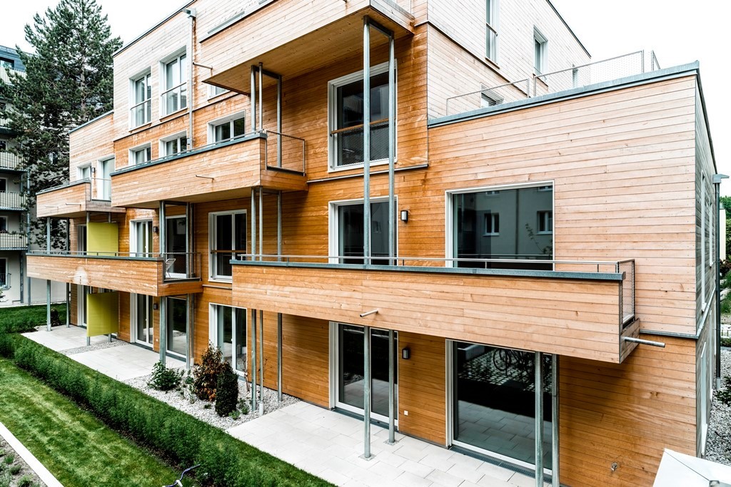 Das Mehrfamilienhaus mit zehn Wohnungen entstand nach Plänen des Münchner Architekturbüros Zillerplus - rund 360 Kubikmeter Nadelholz wurden für das Passivhaus verbaut