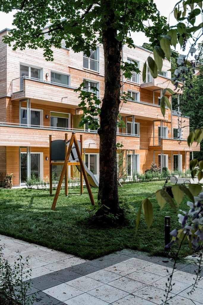 Die Wohnräume inklusive Balkone sind nach Süden zum begrünten Hof hin orientiert