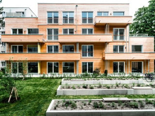 Das erste innerstädtische Passivholzhaus Deutschlands steht im Innenhof einer Wohnanlage in Münchens Stadtteil Schwabing