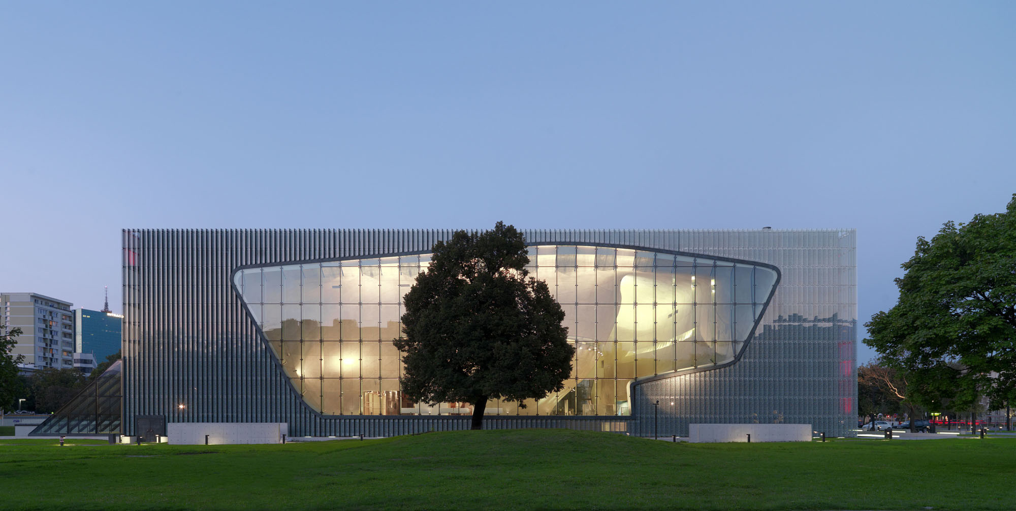 Das Gebäude, das an die über Jahrhunderte währende polnisch-jüdische Geschichte erinnern soll, folgt einem Entwurf der finnischen Lahdelma & Mahlamäki Architects (Ansicht Südwest)