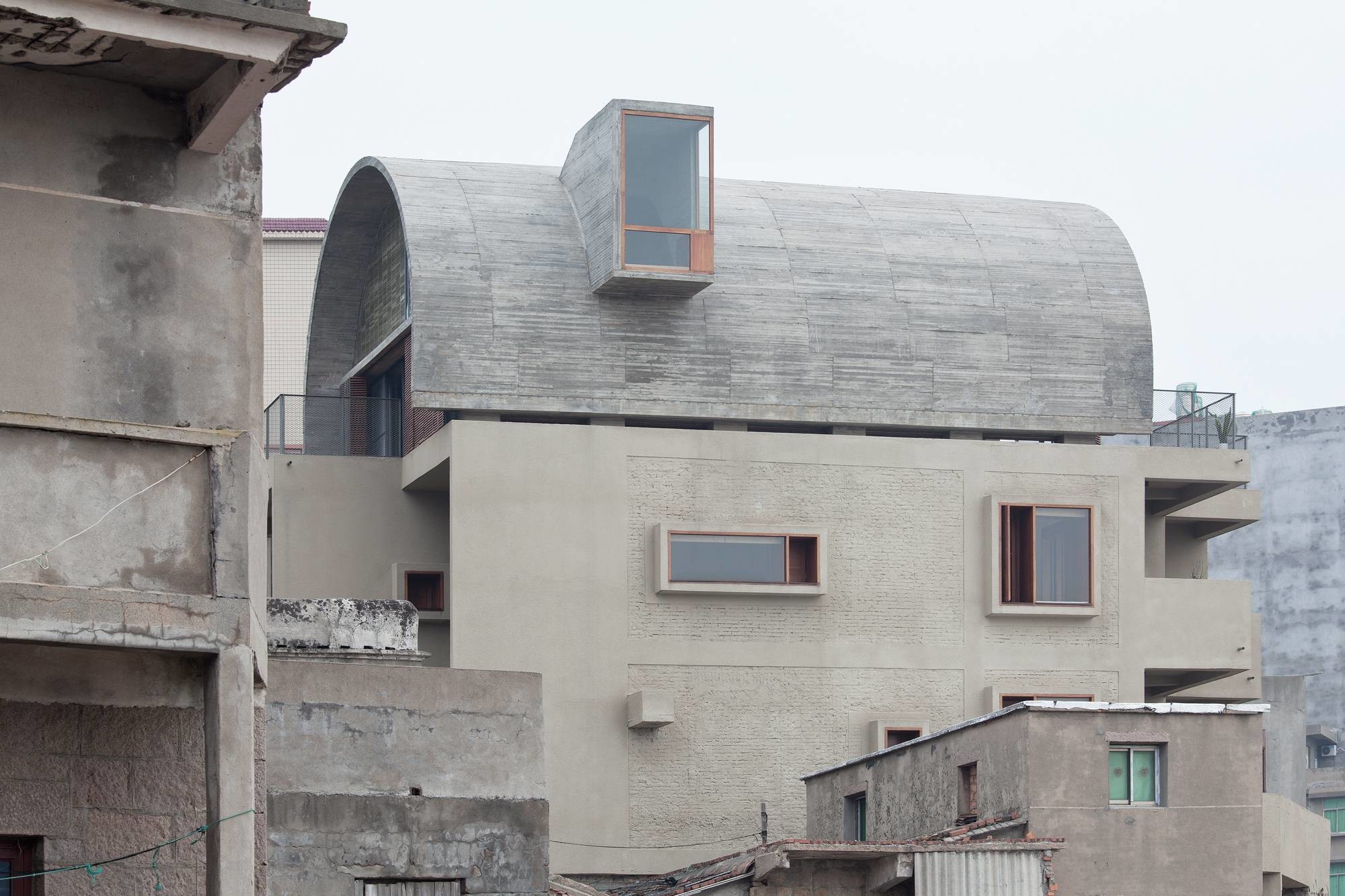 Die Fenster ragen aus der Fassade zum Schutz vor Schlagregen 