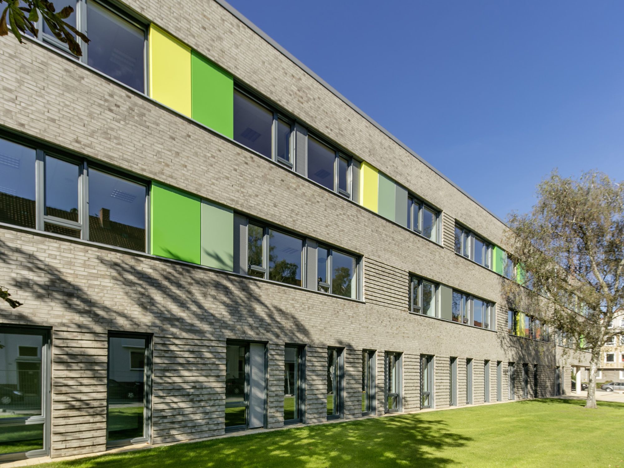 Die dreigeschossige Grundschule ist für 450 Schüler im Ganztagsbetrieb konzipiert