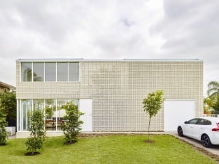 Architekt James Russell aus Brisbane entwarf das Wohnhaus für eine junge Familie an der Gold Coast Australiens (Nordostansicht)