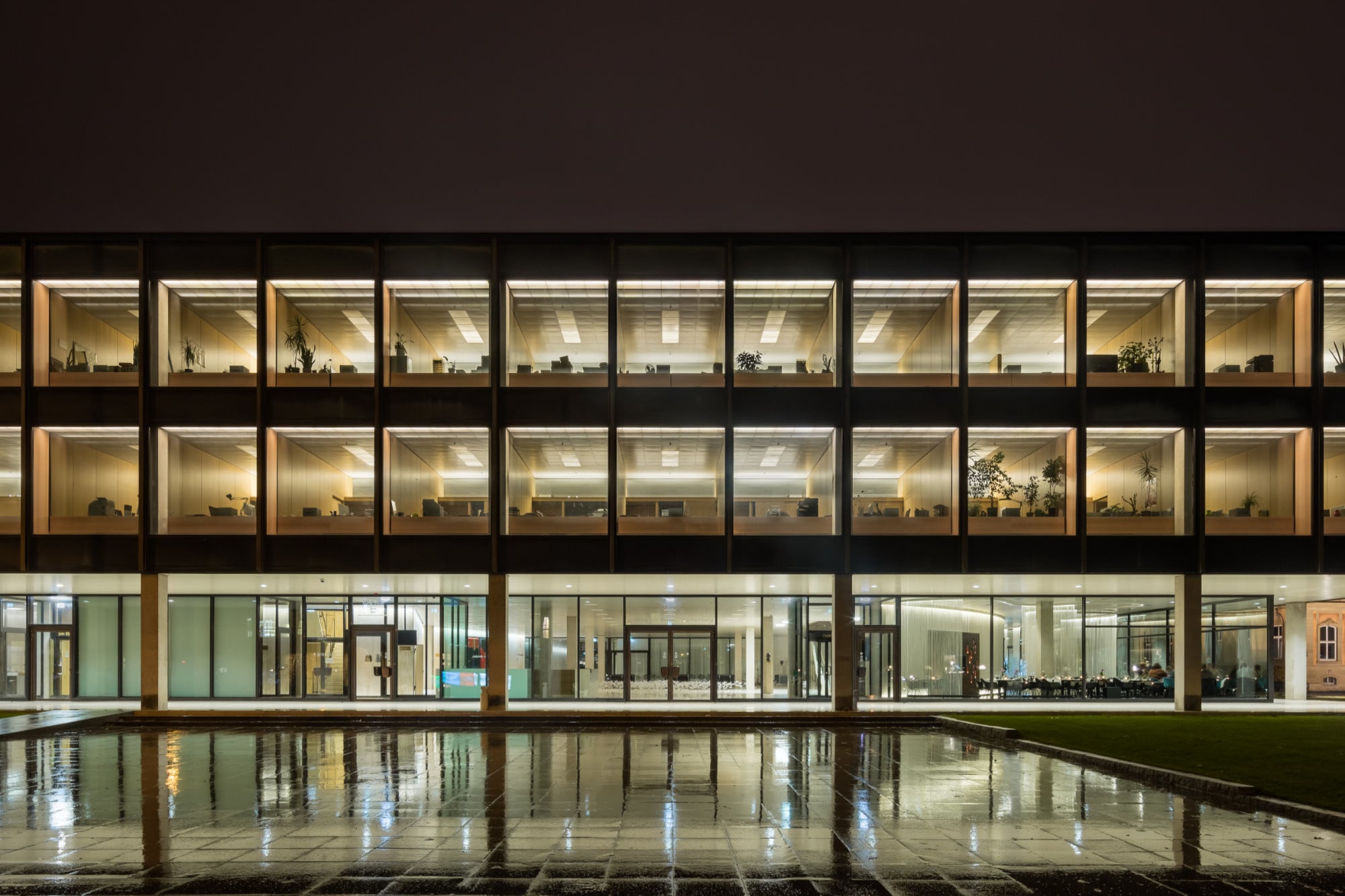 Die transparente Fassade, das klare Konzept mit einer teilweise offenen Raumstruktur und die moderne Formensprache stehen exemplarisch für die damals noch junge Demokratie