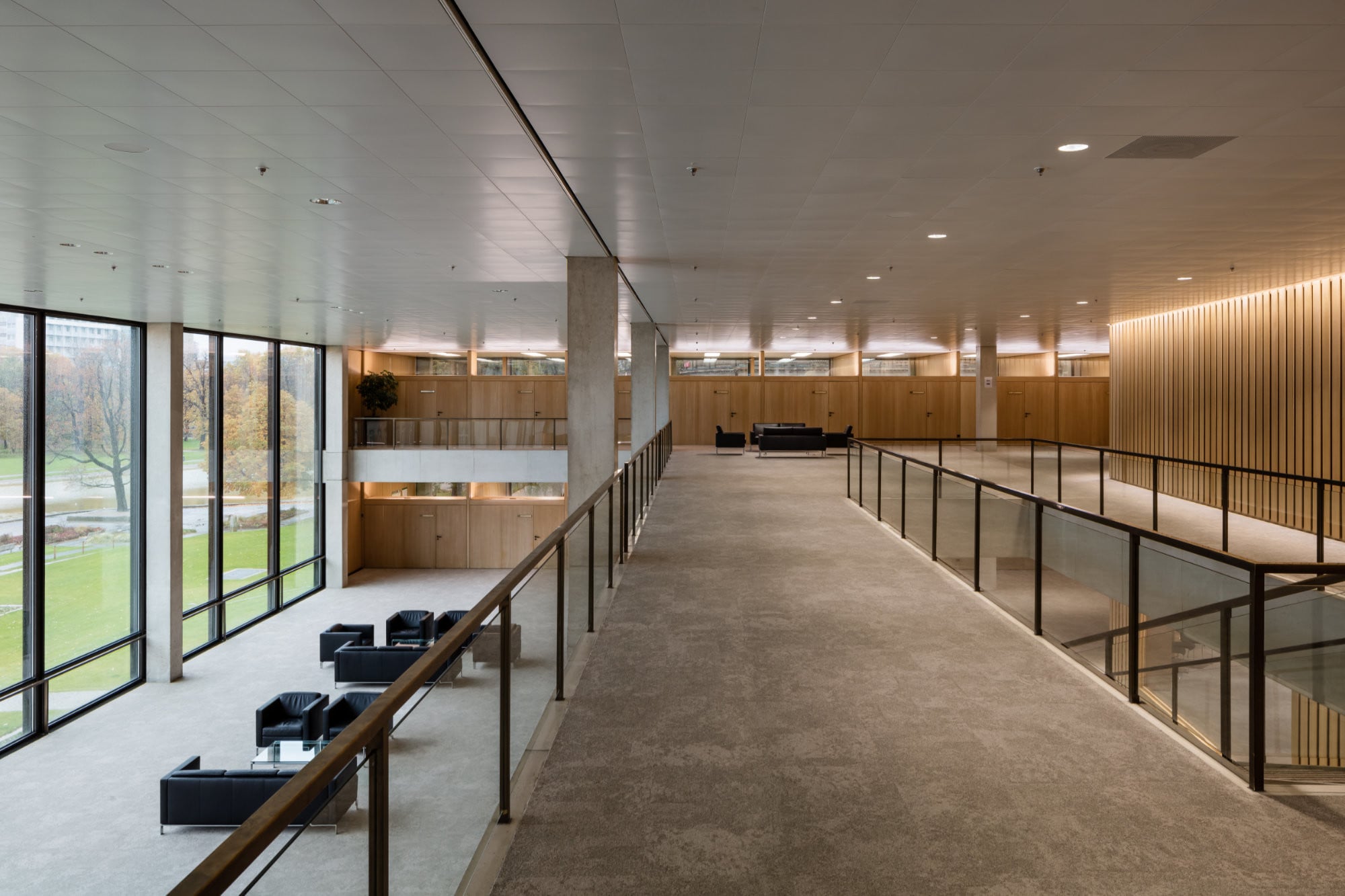 Der Landtag öffnet sich über das zweigeschossige Foyer zum Oberen Schlossgarten