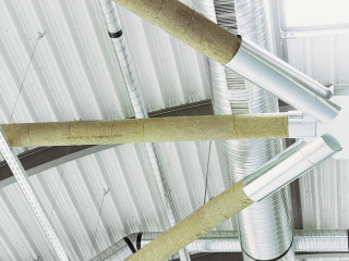 Mit dem Produkt Conlit Steelprotect Board/Alu hat der Hersteller Rockwool Steinwolleplatten für den Brandschutz von Stahlbauteilen und Betondecken entwickelt