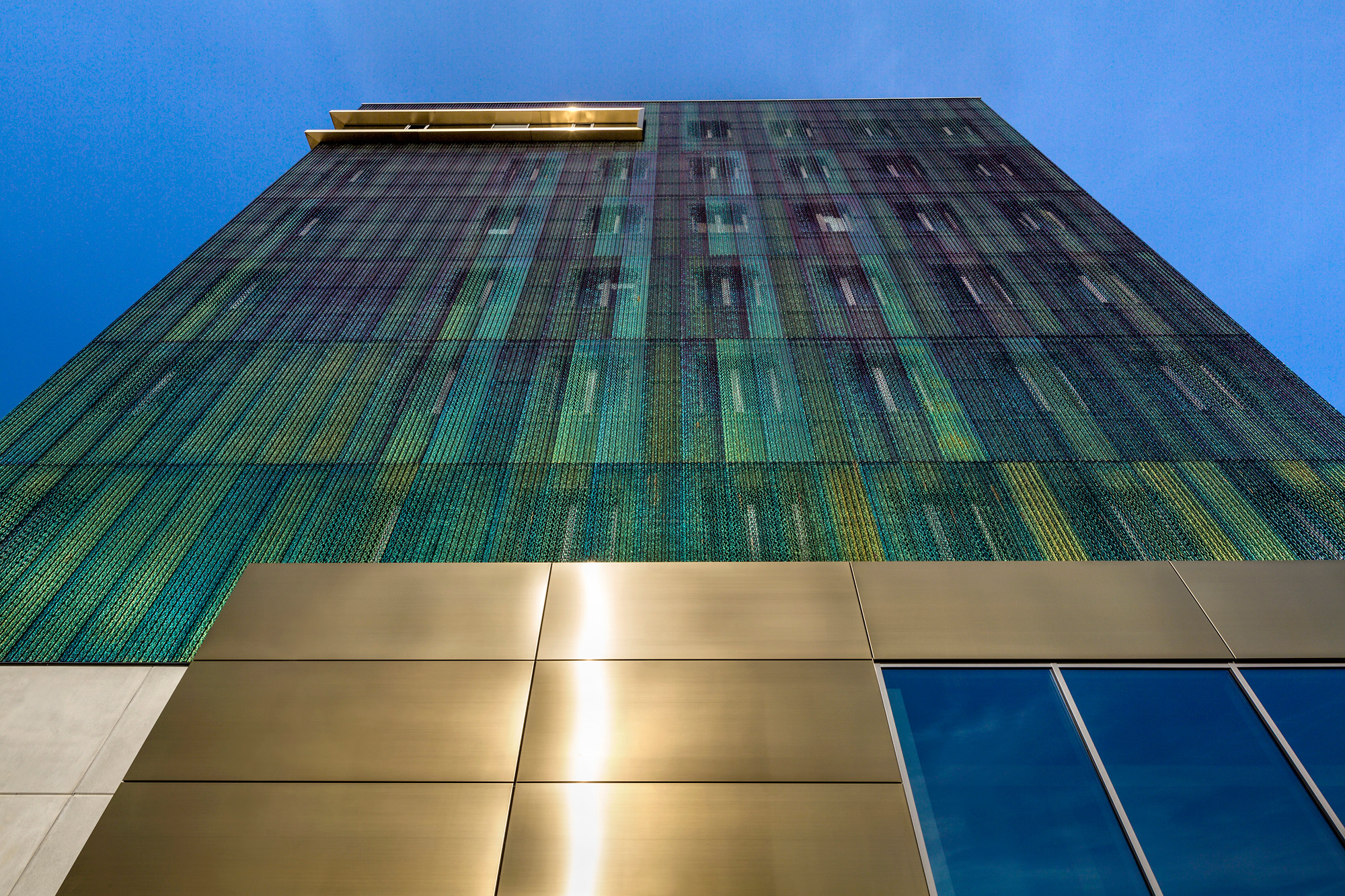Berschneider + Berschneider Architekten entwarfen den Büroturm und den Masterplan für den neuen Firmensitz von Fit mit mehreren Verwaltungsbauten und Produktionshallen