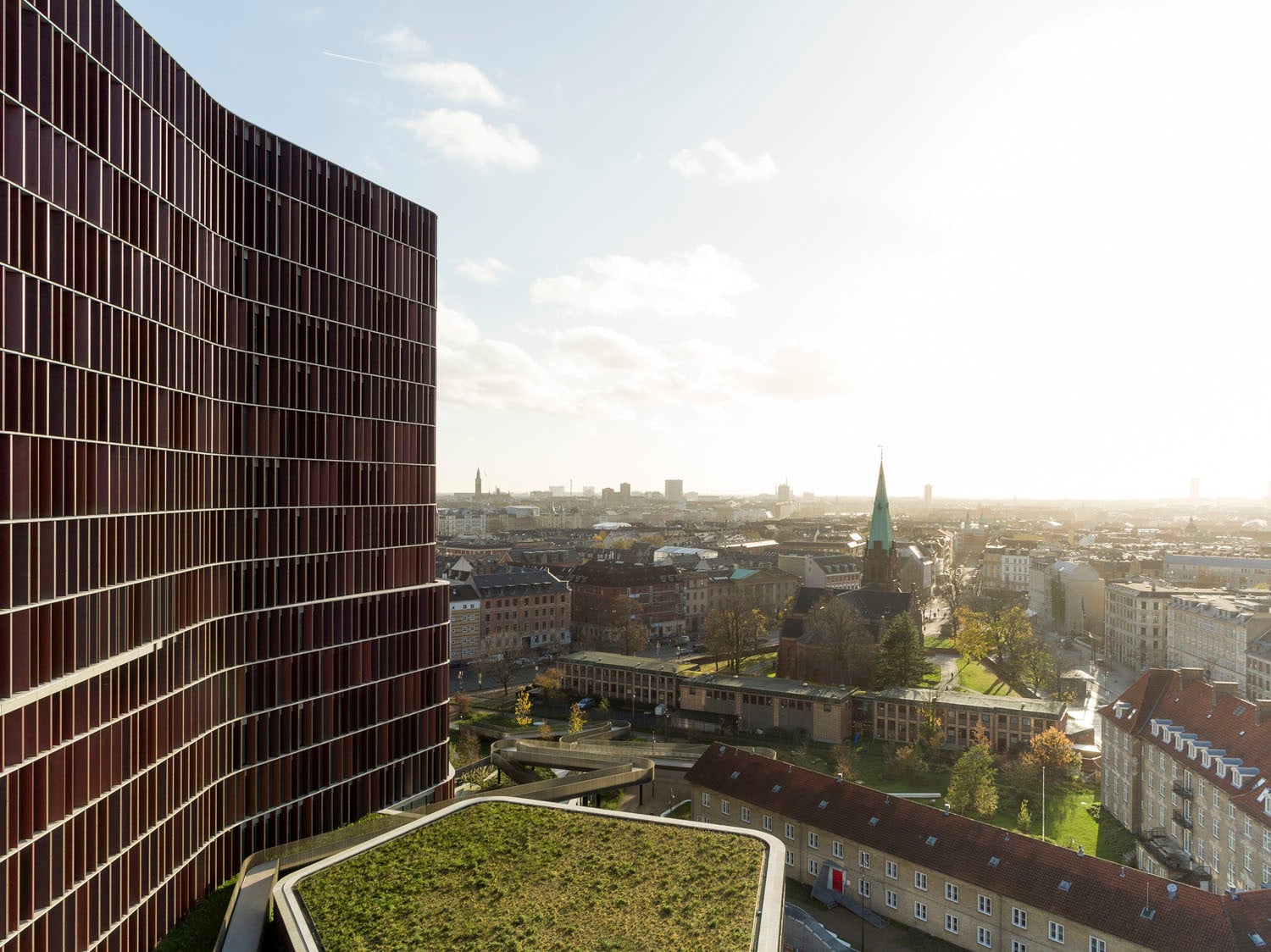 Geschosshohe Sonnenschutzelemente verhindern Einblicke in das Gebäude