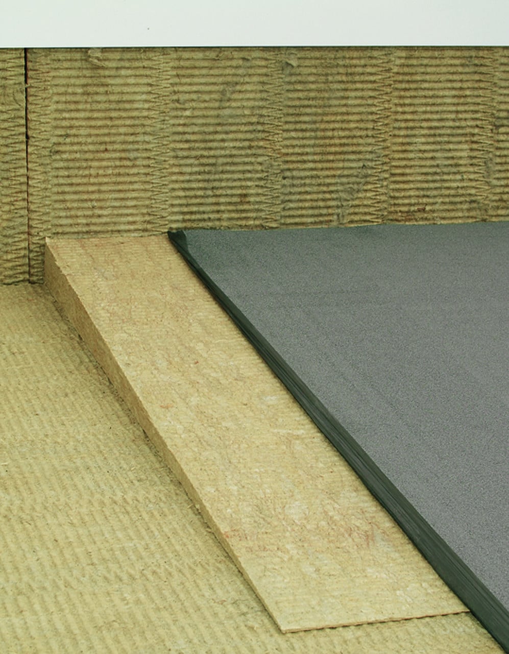 Die Dämmplatte mit 2 % Gefälle erfüllt die Anforderungen der Flachdachrichtlinie für Dächer mit Photovoltaiklanagen