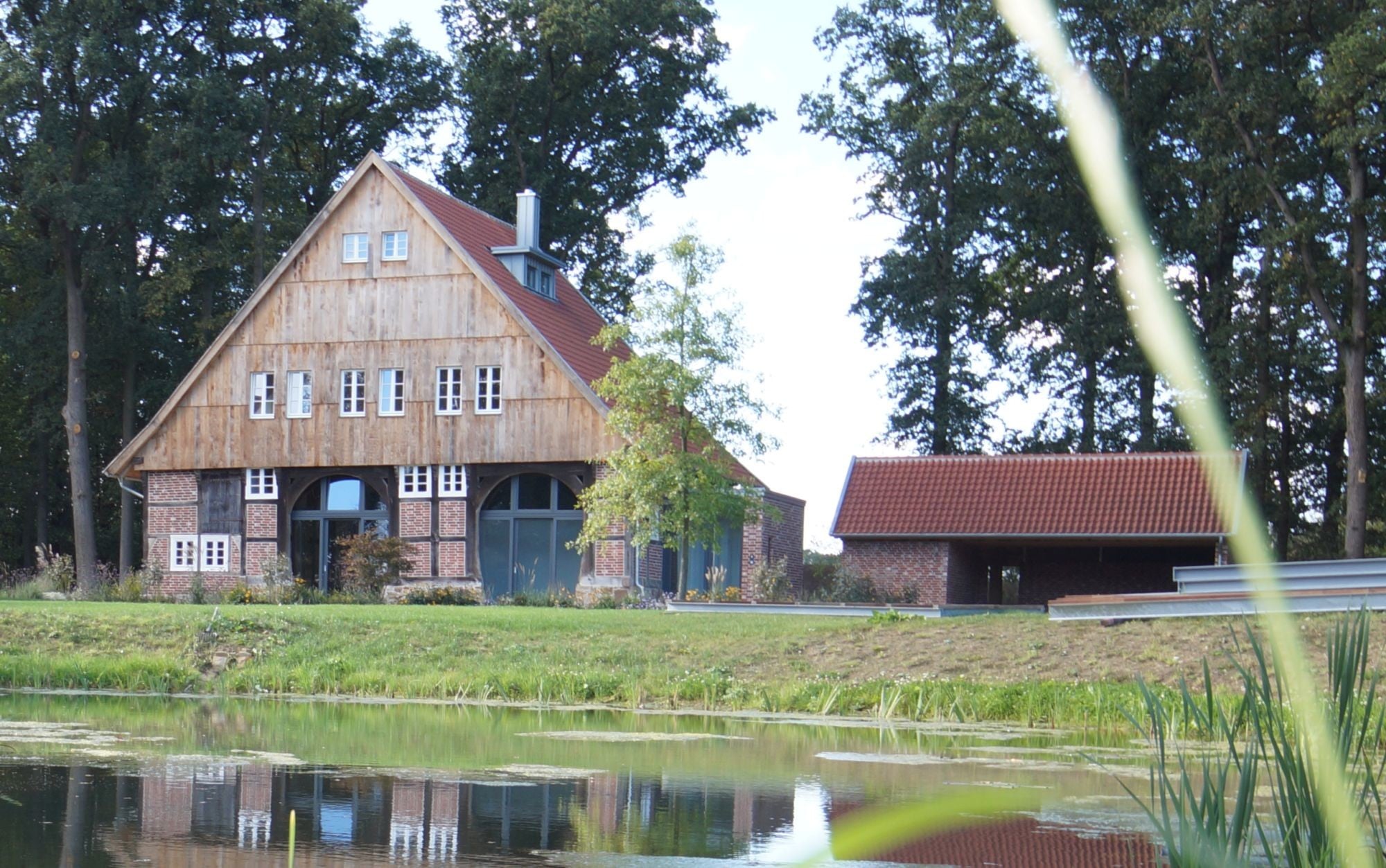 Der historische Schafstall von 1751 bietet nun 300 Quadratmeter Wohnfläche. Die doppelte, sogenannte Deelendurchfahrt mit zwei Torbögen konnte in der Ansicht erhalten werden