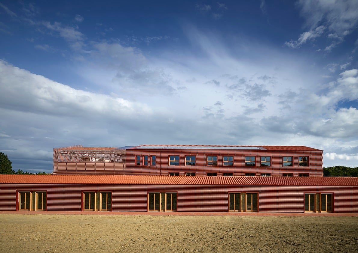 Heute beherbergen zwei von insgesamt drei parallelen Gebäuderiegeln die Mittelschule Geo Cenci mit 18 Klassen für rund 450 Schüler (Südostansicht)