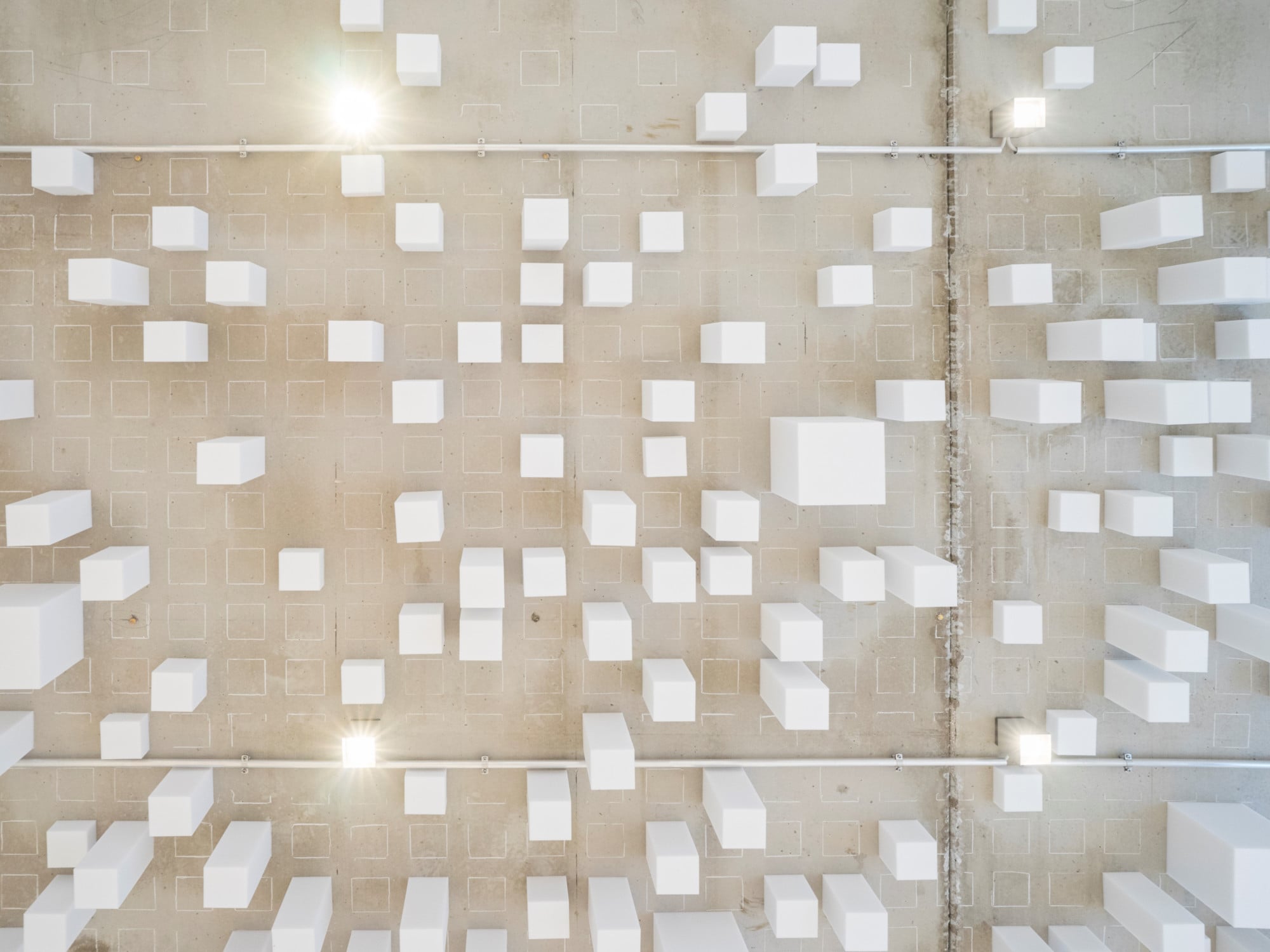 Deckenpaneel mit integrierbarer Lichtschiene | Akustik | News/Produkte