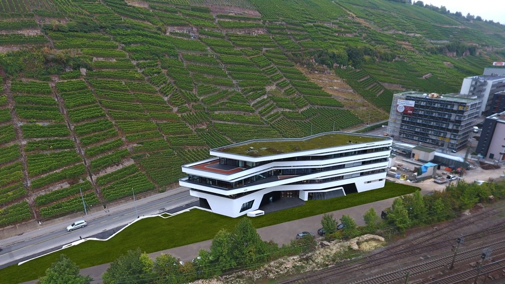 Beim Entwurf des 4.000 Quadratmeter großen Stahlbetonskelettbaus ließen sich die Architekten von den Terrassen der benachbarten Weinberge inspirieren
